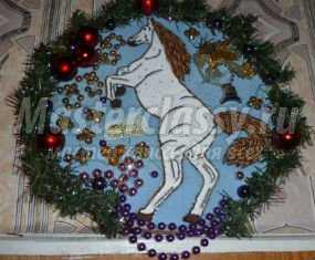 Новогодний венок в форме деревянного круга с символом 2014 года. Мастер-класс с пошаговыми фото